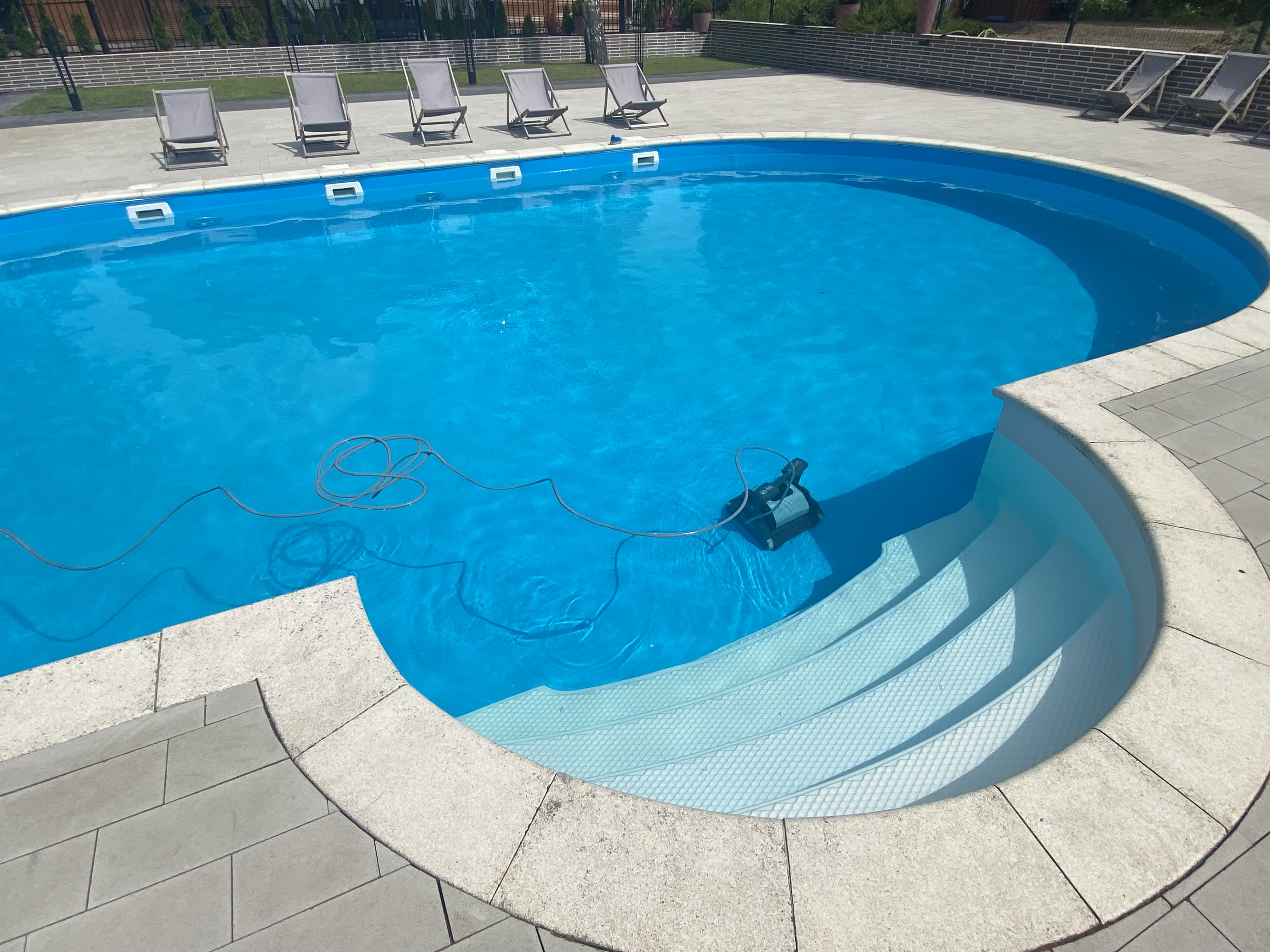 Sezon basenowy tuż tuż. Dowiedz się jaką chemię do basenu wybrać na start